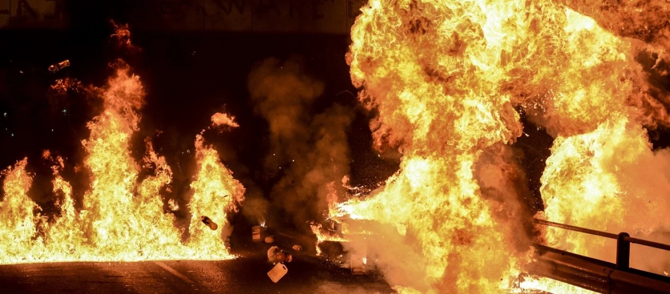 Με δεκάδες μολότοφ «γιόρτασαν» το βράδυ της Ανάστασης στον Νέο Κόσμο - Έπεφταν «βροχή» (βίντεο)